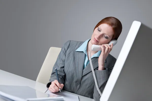 Udany biznes kobieta na telefon — Zdjęcie stockowe