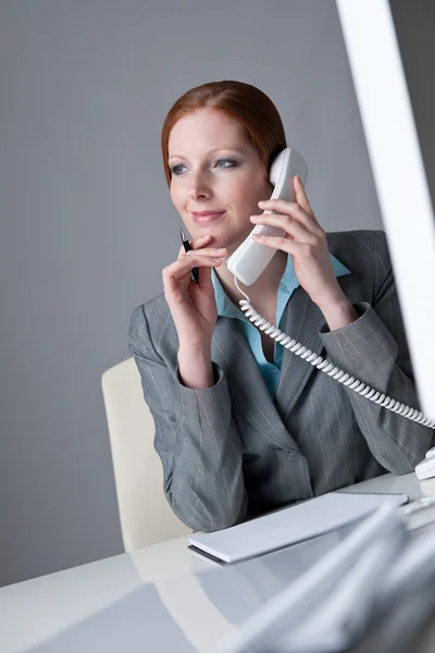 Mujer de negocios exitosa en el teléfono —  Fotos de Stock