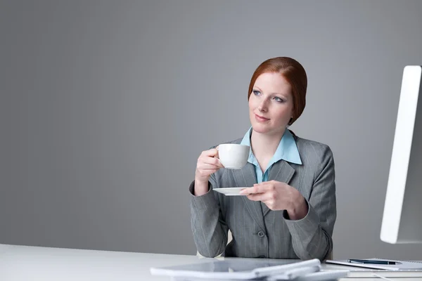 Επιτυχημένη Γυναίκα Των Επιχειρήσεων Έχοντας Διάλειμμα Για Καφέ Στο Γραφείο — Φωτογραφία Αρχείου