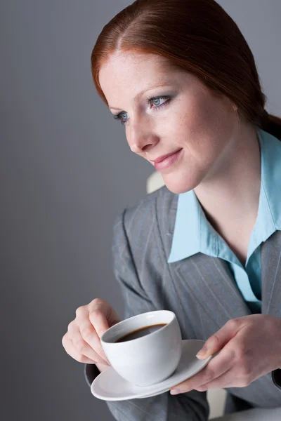 有喝咖啡休息的成功事业女性 — 图库照片