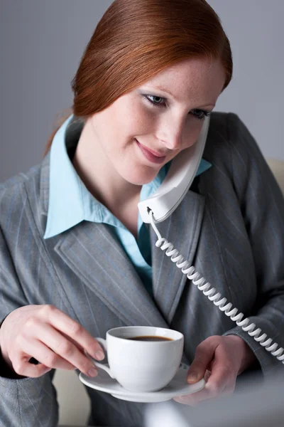 Kahve Olan Ofis Telefon Çağrı Başarılı Kadını — Stok fotoğraf