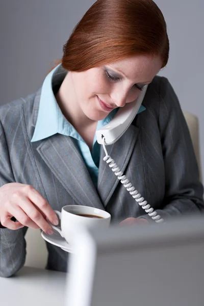 Erfolgreiche Geschäftsfrau am Telefon — Stockfoto