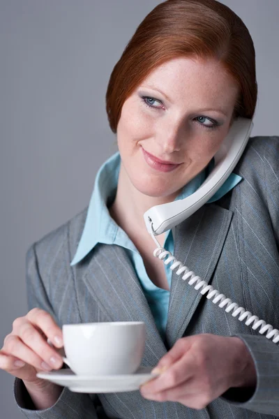 Succesvolle Zakenvrouw Roepen Telefoon Kantoor Met Koffie — Stockfoto