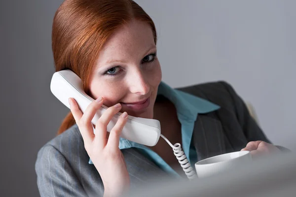 Mujer de negocios exitosa en el teléfono — Foto de Stock