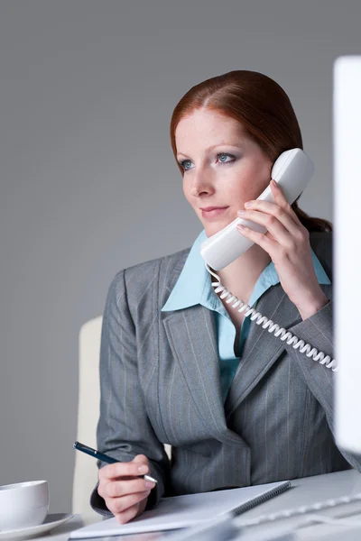 成功的女商人在办公室 在电话上调用在喝咖啡 — 图库照片
