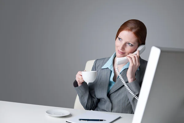 Mulher de negócios bem sucedida no telefone — Fotografia de Stock