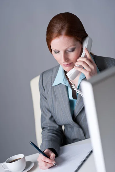 Mulher de negócios bem sucedida no telefone — Fotografia de Stock