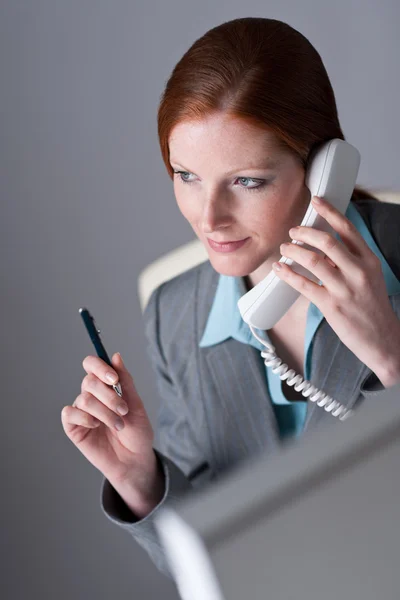 Успешная Исполнительная Деловая Женщина Телефону Офисе — стоковое фото
