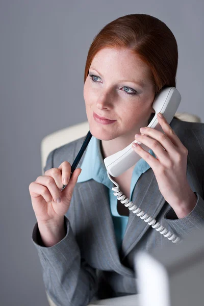成功执行女商人在办事处的电话 — 图库照片