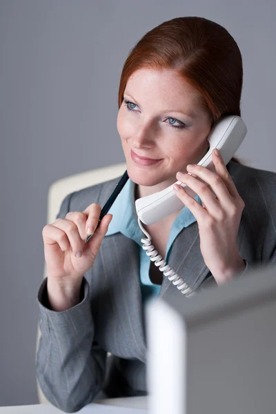 Succesvolle Executive Zakenvrouw Telefoon Kantoor — Stockfoto