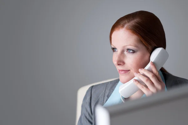 Succesvolle zakenvrouw op de telefoon — Stockfoto