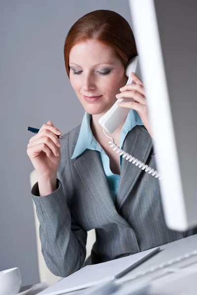 Exitosa mujer de negocios en el teléfono —  Fotos de Stock