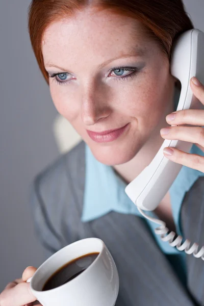 Успешная Деловая Женщина Звонит Телефону Офис Пьет Кофе — стоковое фото