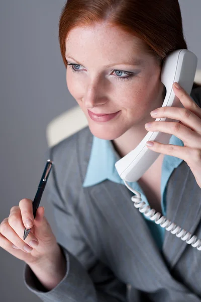 Başarılı yönetici iş kadını telefon — Stok fotoğraf