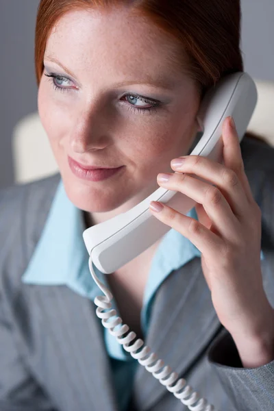Erfolgreiche Geschäftsfrau am Telefon — Stockfoto