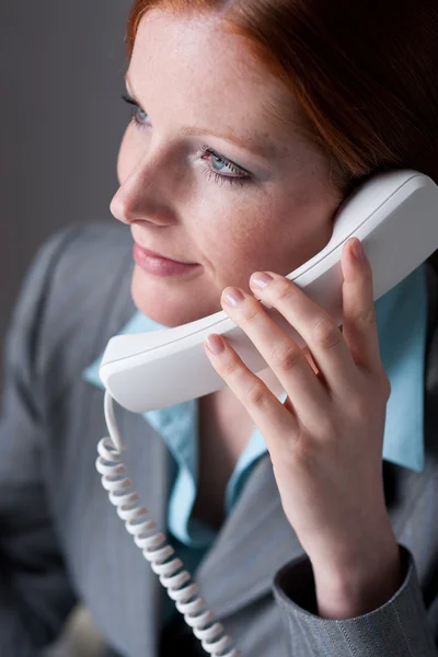 オフィスで電話でエグゼクティブ ビジネスウーマン — ストック写真