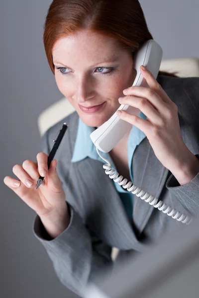 Úspěšná Podnikatelka Výkonného Telefonu Kanceláři — Stock fotografie