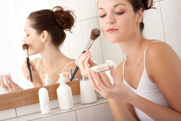 身体护理系列 年轻漂亮的女人和化妆刷上白色的背景 — 图库照片