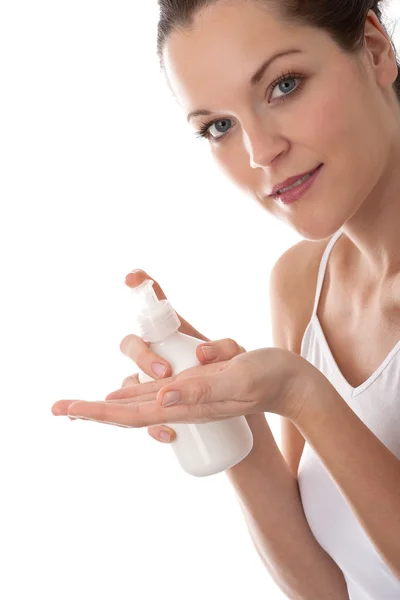 Körperpflege-Serie - junge Frau mit einer Flasche Lotion — Stockfoto