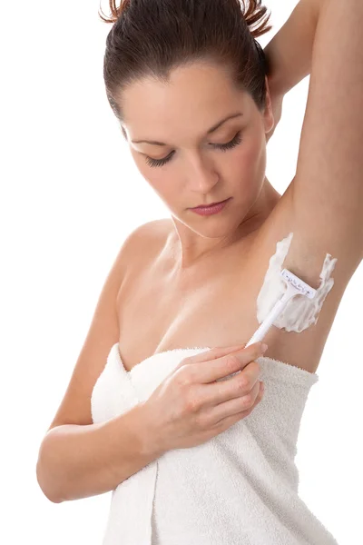 Серія догляду за тілом - молода жінка голиться пахвою — стокове фото