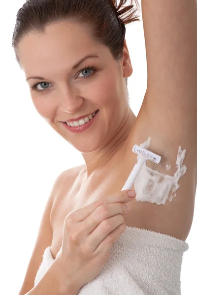 Lächelnde Frau Rasiert Ihre Achselhöhle Mit Weißem Rasiermesser — Stockfoto