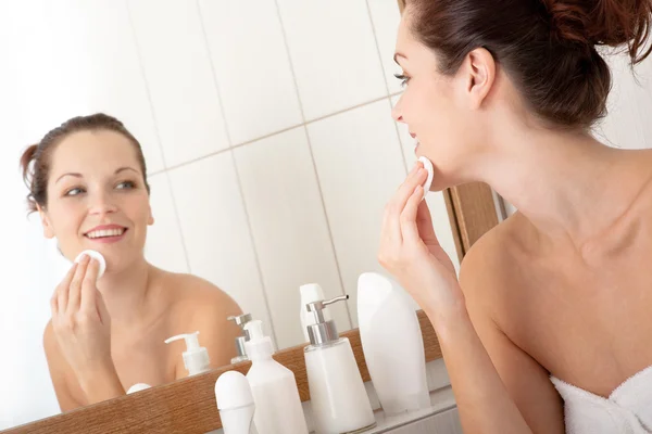 Junge Frau Putzt Ihr Gesicht Badezimmer — Stockfoto