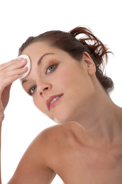 Série de cuidados com o corpo - Mulher jovem limpando seu rosto com almofada de algodão — Fotografia de Stock