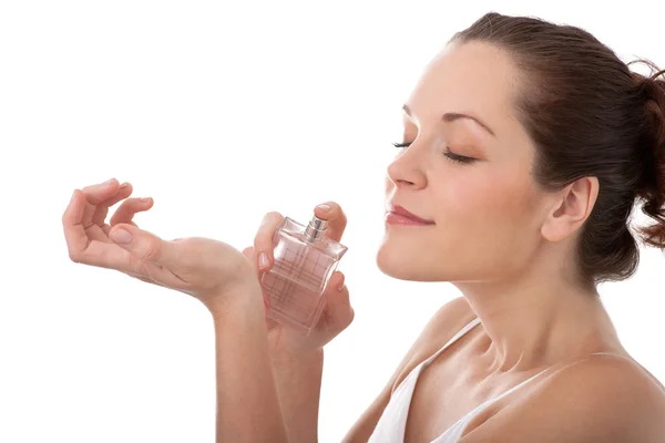 Jovem Mulher Aplicando Perfume Seu Pulso — Fotografia de Stock