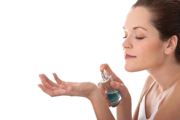 Mulher Bonita Aplicando Perfume Seu Pulso — Fotografia de Stock