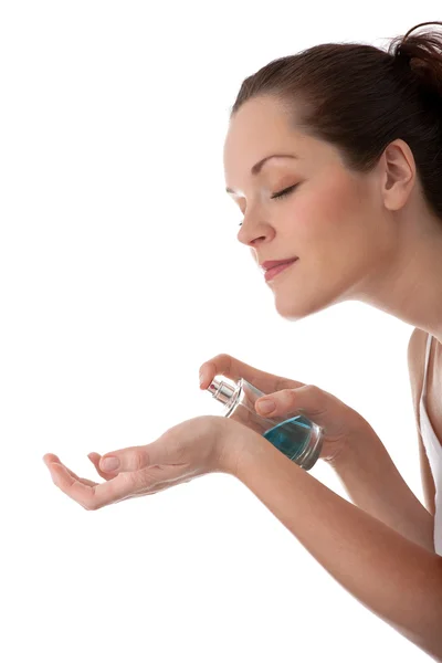 Lichaam zorg serie - mooie vrouw toepassen van parfum — Stockfoto