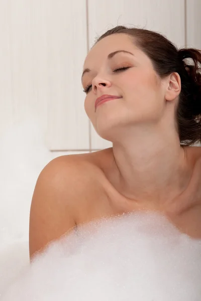 Mooie Jonge Vrouw Badkuip Met Schuim — Stockfoto
