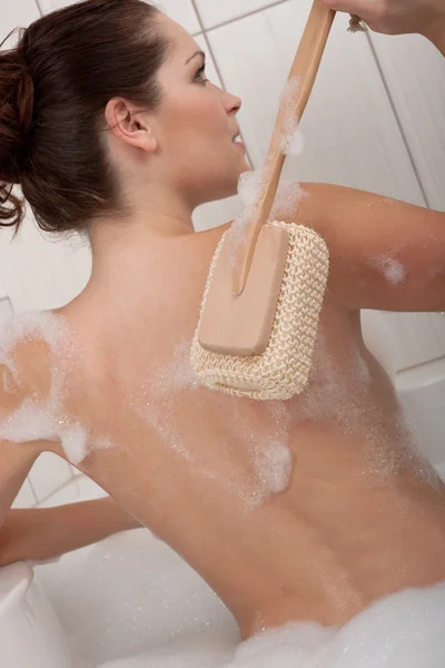 Serie de cuidado corporal - Mujer limpiando su espalda con esponja —  Fotos de Stock