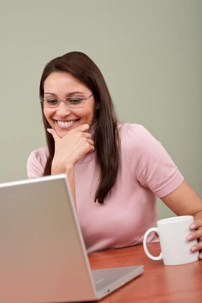 Usmívající Sekretářka Kávou Laptop Sedí Kanceláři — Stock fotografie