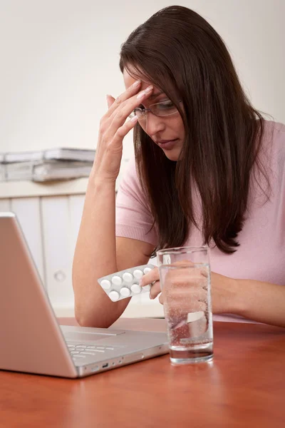 Donna d'affari con mal di testa prendere pillola — Foto Stock