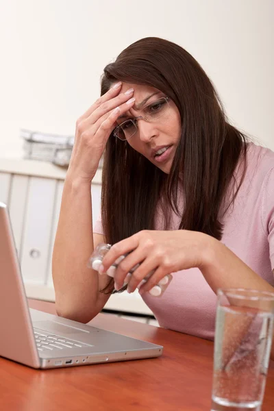 Geschäftsfrau Mit Kopfschmerzen Nimmt Tablette Büro — Stockfoto