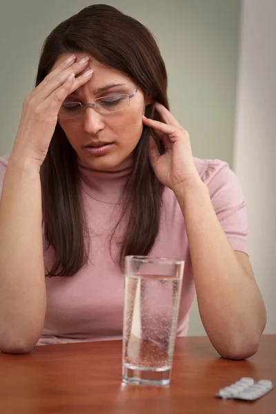 Donna d'affari con mal di testa prendere la pillola in ufficio — Foto Stock