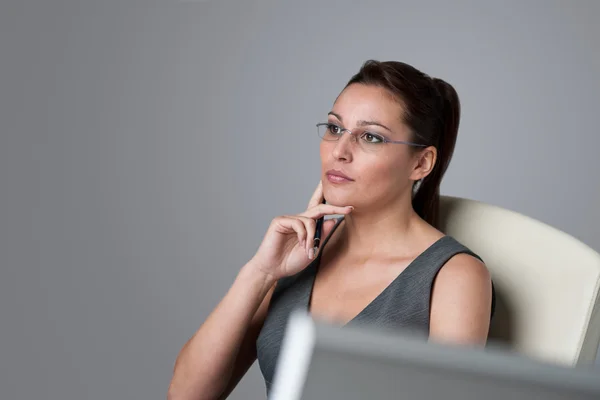 Tankeväckande affärskvinna tänker på kontor — Stockfoto
