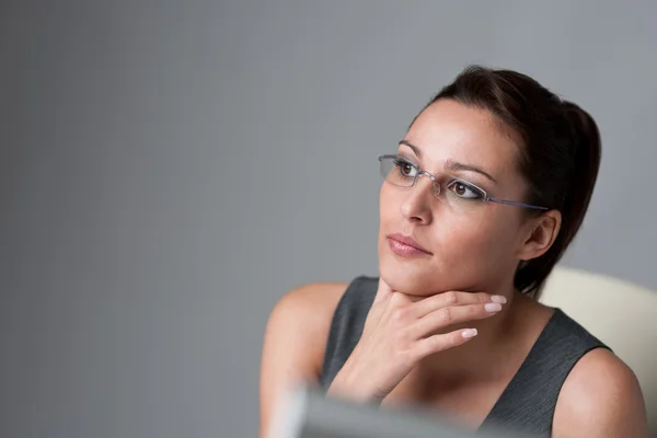 Mulher de negócios pensativa pensando no escritório — Fotografia de Stock