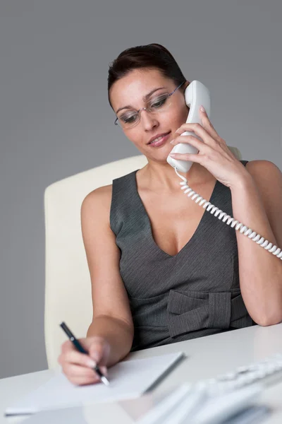 Výkonné podnikatelka v telefonu v kanceláři — Stock fotografie