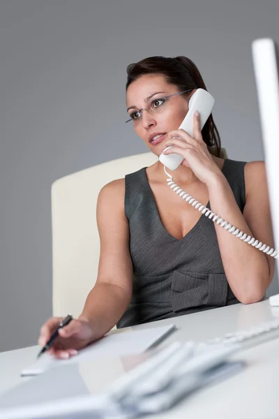Výkonné podnikatelka v telefonu v kanceláři — Stock fotografie