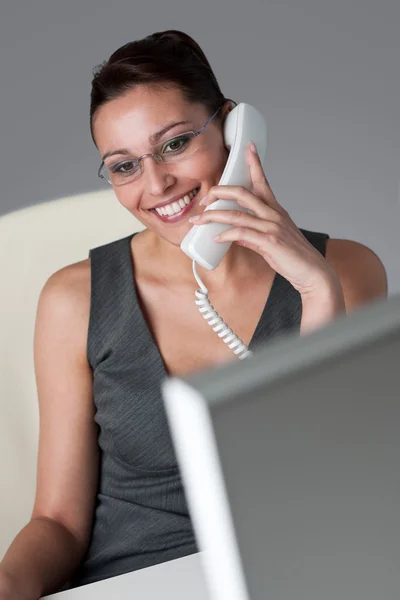 Wykonawczy Kobieta Rozmawia Przez Telefon Urzędzie — Zdjęcie stockowe