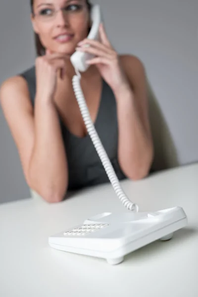Mujer Negocios Exitosa Llamando Centran Teléfono Mano —  Fotos de Stock