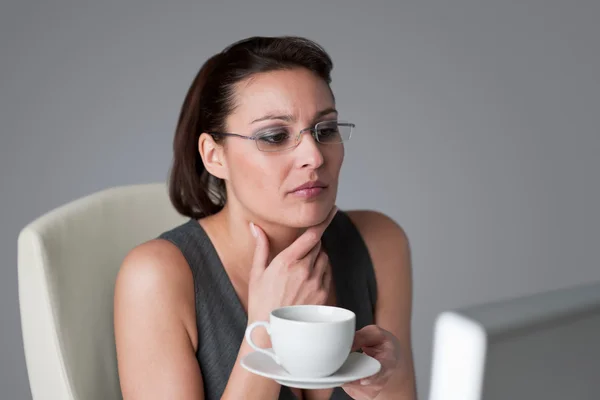 Úspěšné podnikání žena mají přestávka na kávu — Stock fotografie