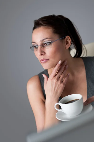 Donna d'affari di successo che prende una pausa caffè in ufficio — Foto Stock