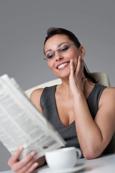 Thoughtful businesswoman read newspaper at office — Stock Photo, Image