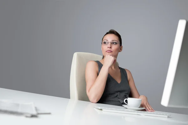 Framgångsrik affärskvinna på kontor — Stockfoto