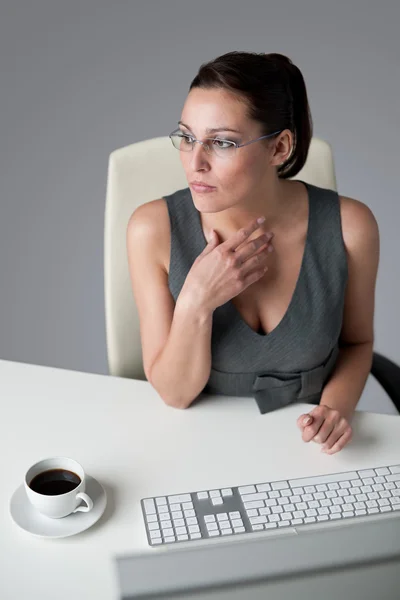 Framgångsrik affärskvinna på kontor med kaffe — Stockfoto
