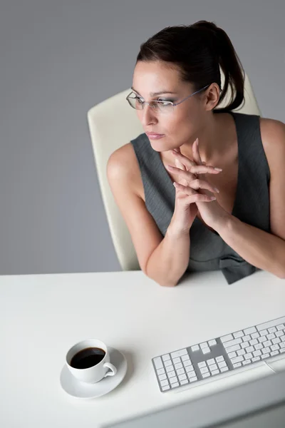 Kobieta Sukcesu Biznesie Urzędzie Filiżankę Kawy Siedząc Przy Biurku Komputer — Zdjęcie stockowe