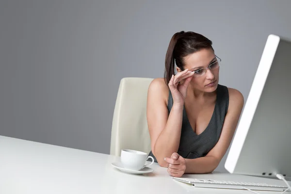 Nachdenkliche Erfolgreiche Geschäftsfrau Büro Bei Einer Tasse Kaffee Computertisch — Stockfoto