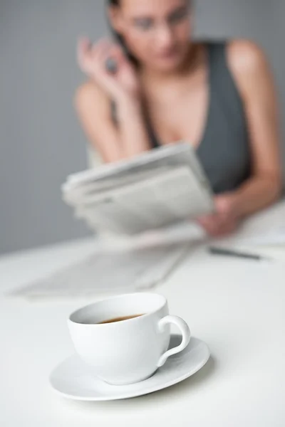 Ofis Sabah Kahvenizi Odaklanmak Başarılı Işkadını Okuma Gazete — Stok fotoğraf
